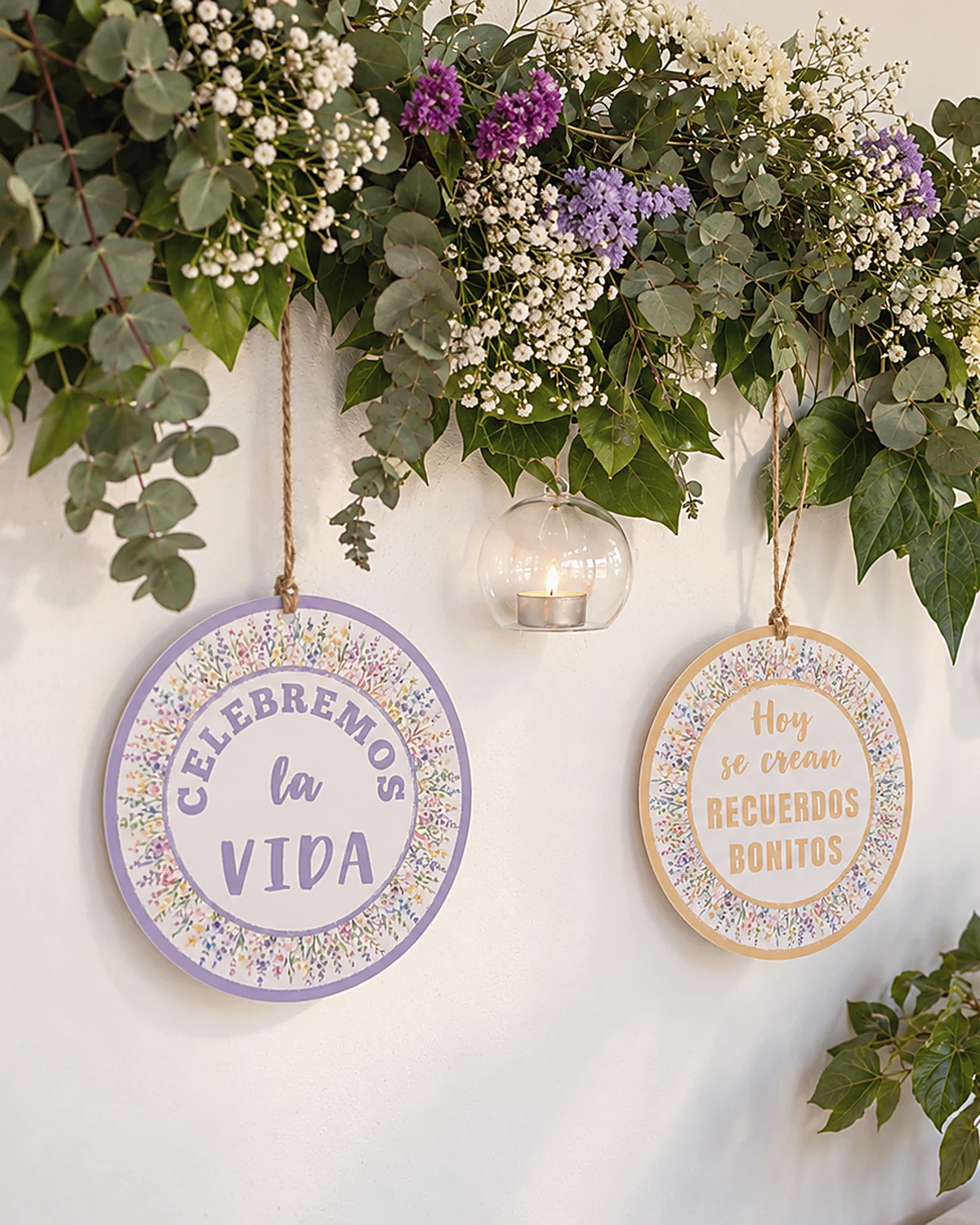 Celebración HUMA con guirnalda floral y carteles personalizados